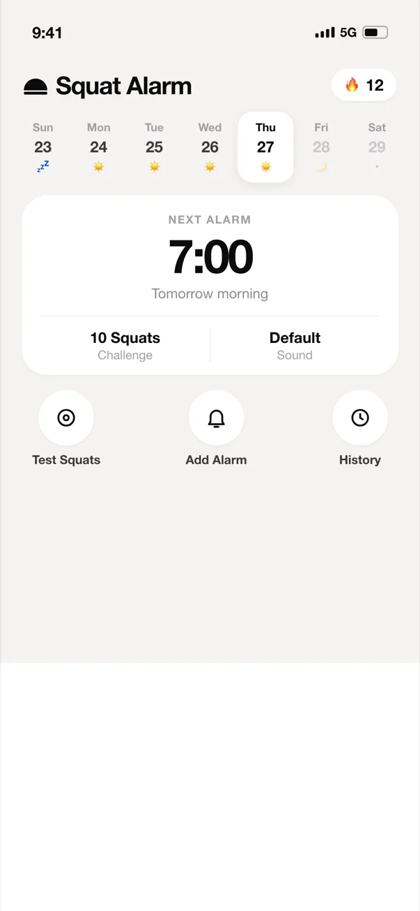 Squatti home screen showing the next alarm at 7:00 with a 10-squat target and the weekly streak